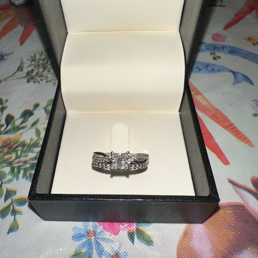 Elegant White Gold wedding band set